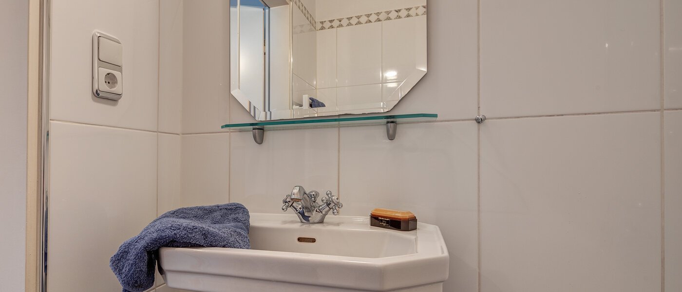 attic apartment München Oberföhring 02 bathroom 1205