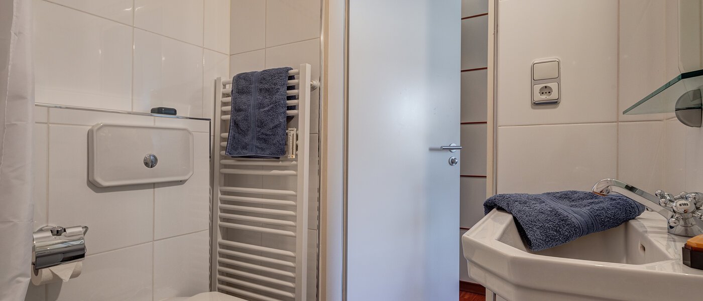 attic apartment München Oberföhring 03 bathroom 1205