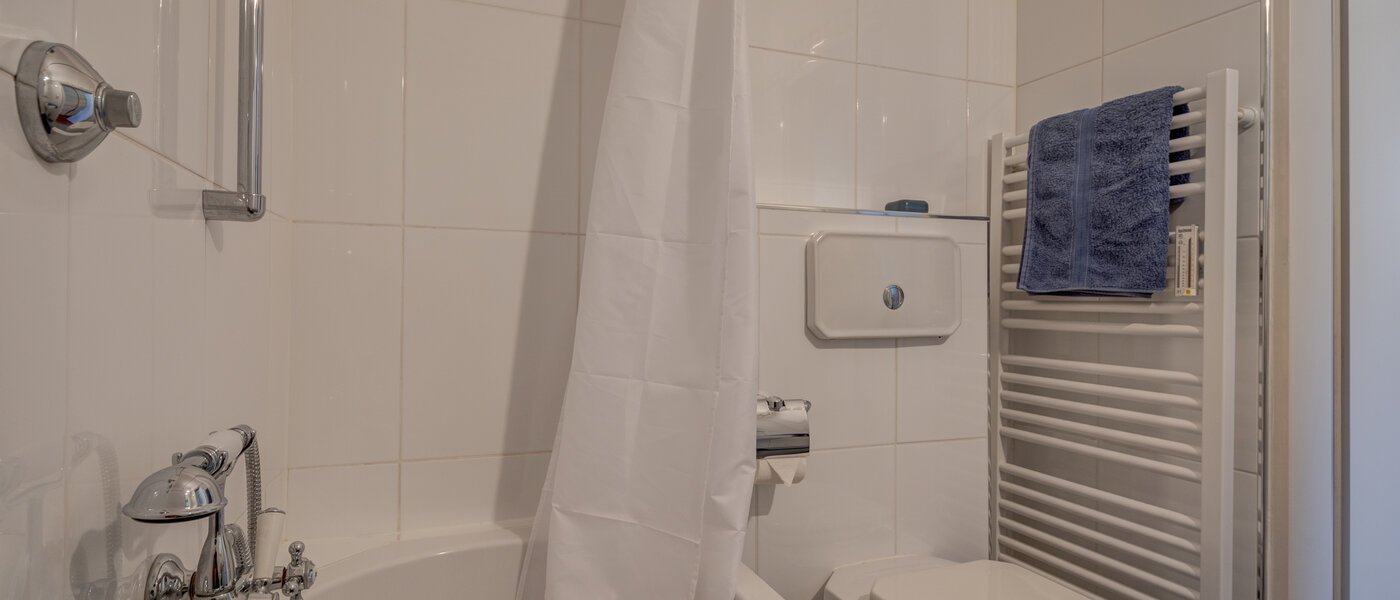 attic apartment München Oberföhring 04 bathroom 1205