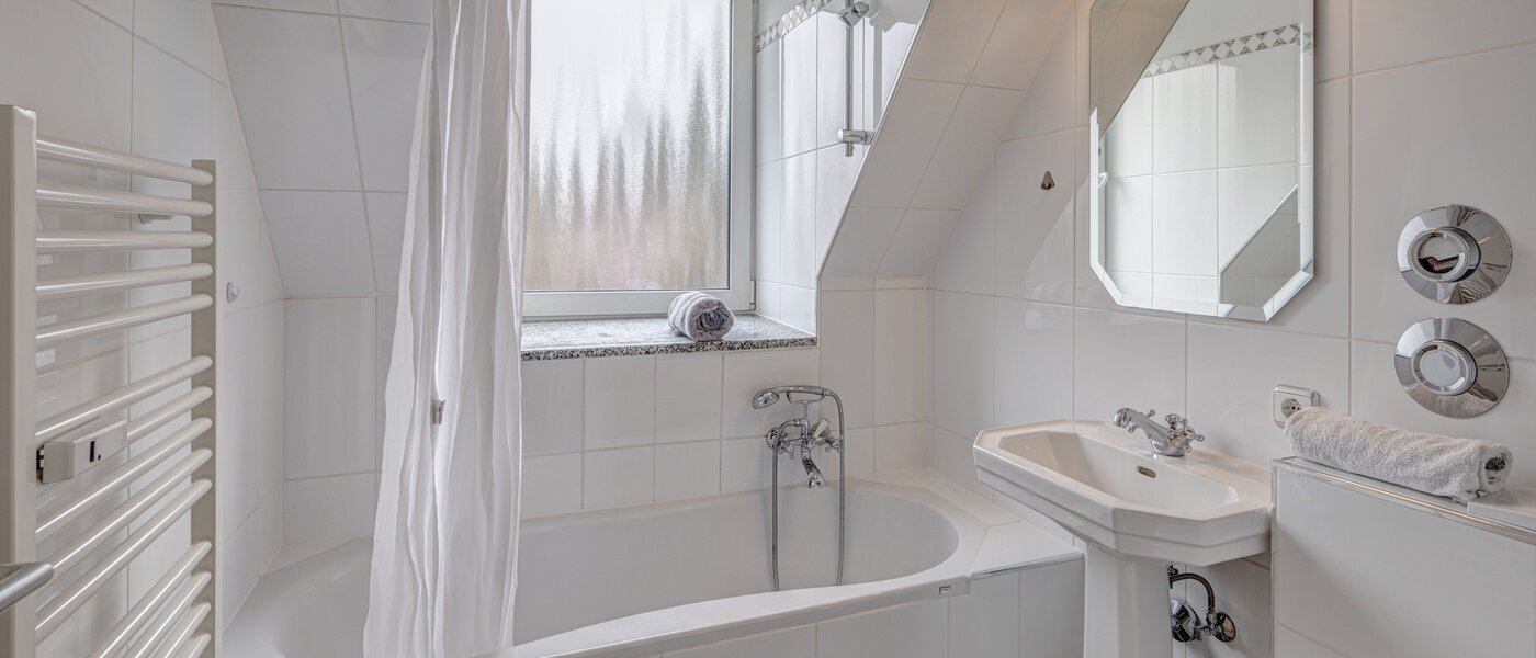 attic apartment München Oberföhring 01 bathroom 1206