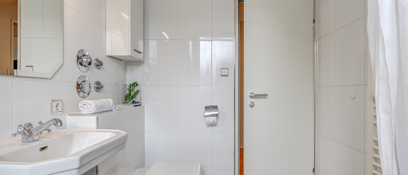 attic apartment München Oberföhring 02 bathroom 1206