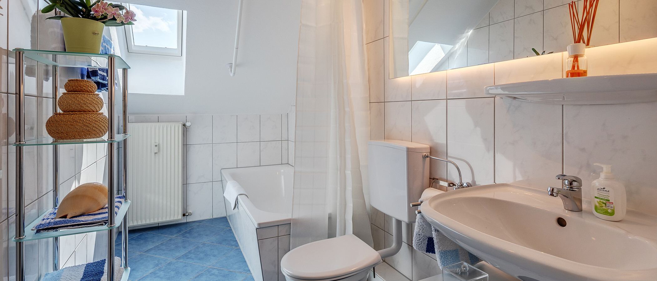 attic apartment München Waldperlach 01 bathroom 12208