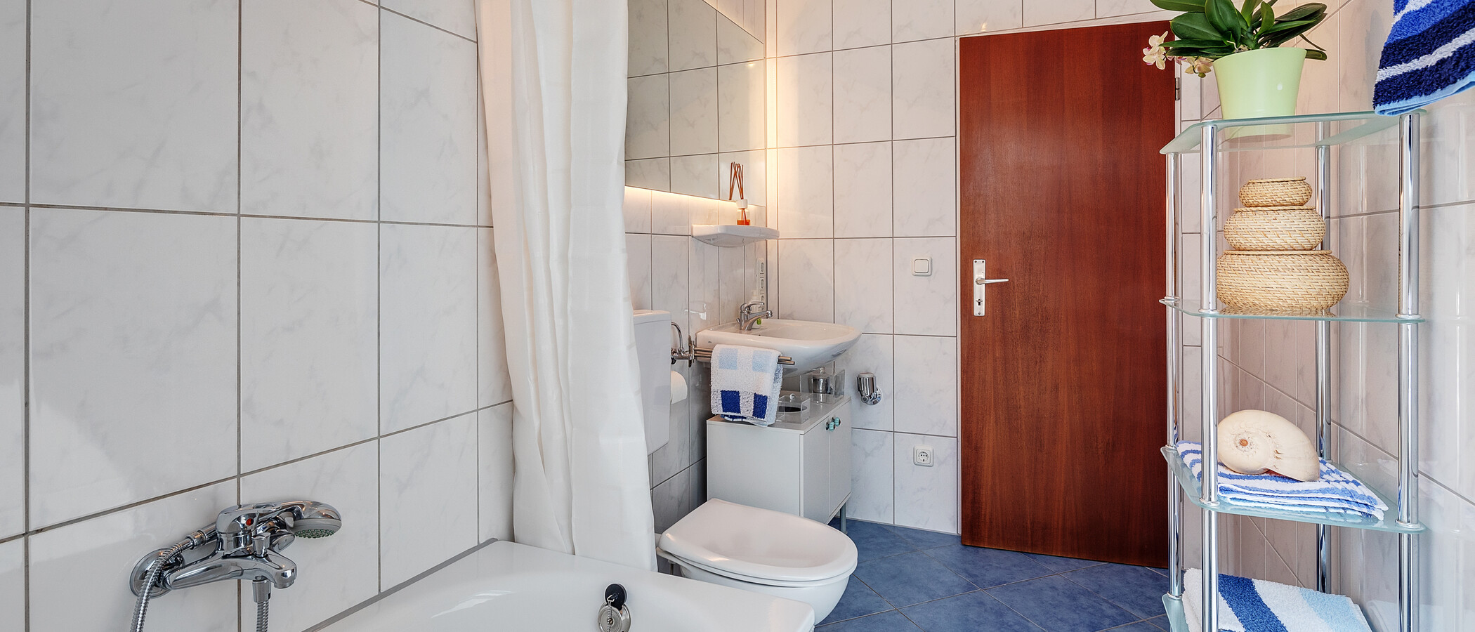 attic apartment München Waldperlach 02 bathroom 12208