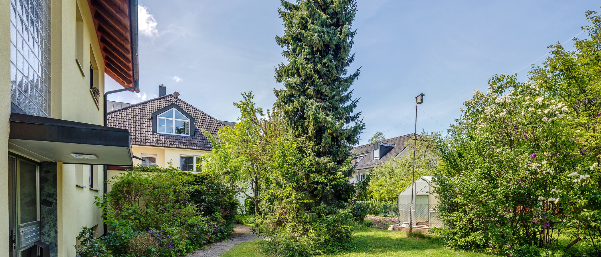 attic apartment München Waldperlach 01 inner courtyard  12208