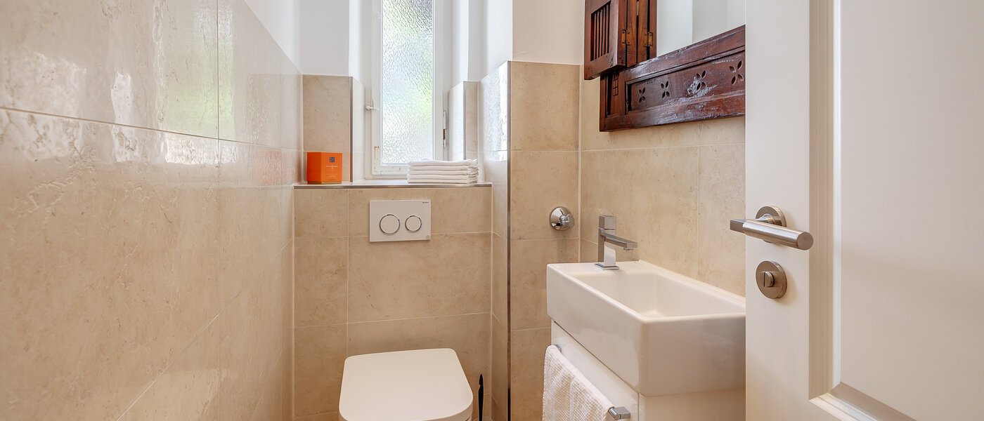 apartment München Isarvorstadt 01 guest toilet 12242