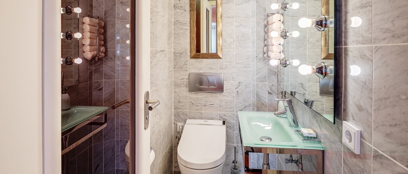 apartment München Herzogpark 01 guest toilet 12265