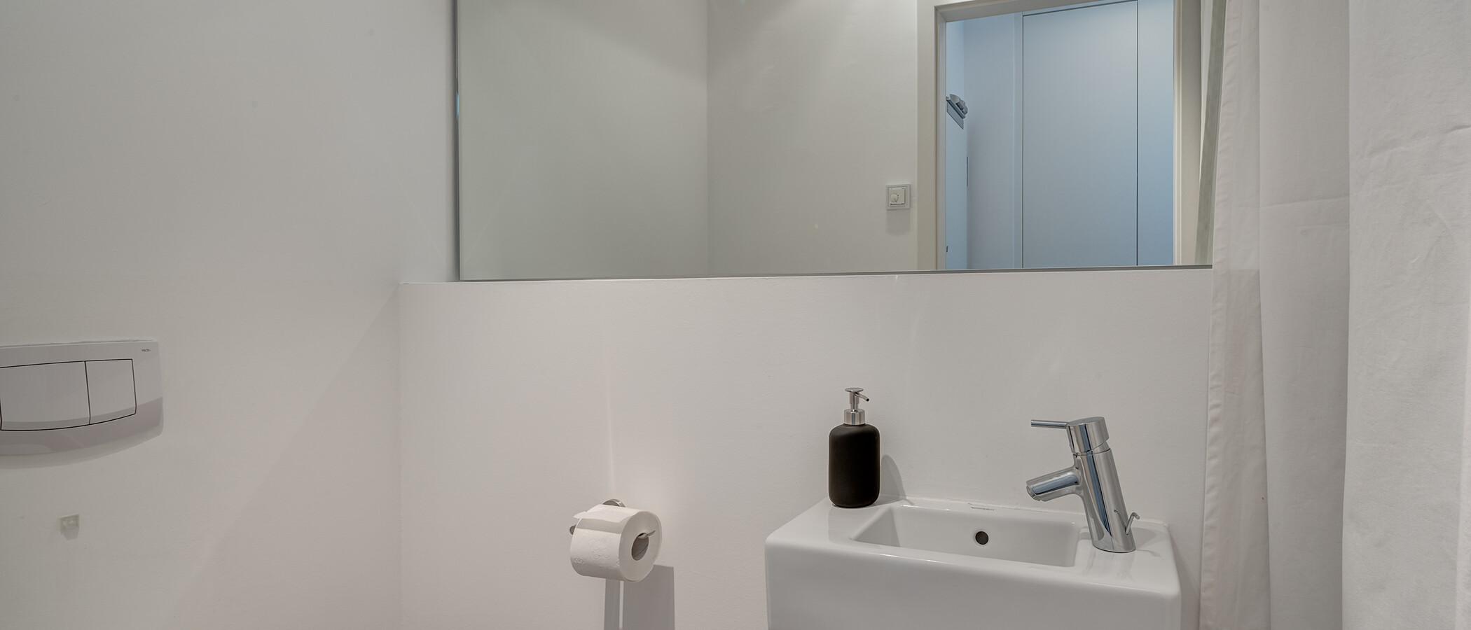 apartment München Schwabing-West 01 guest toilet 12272