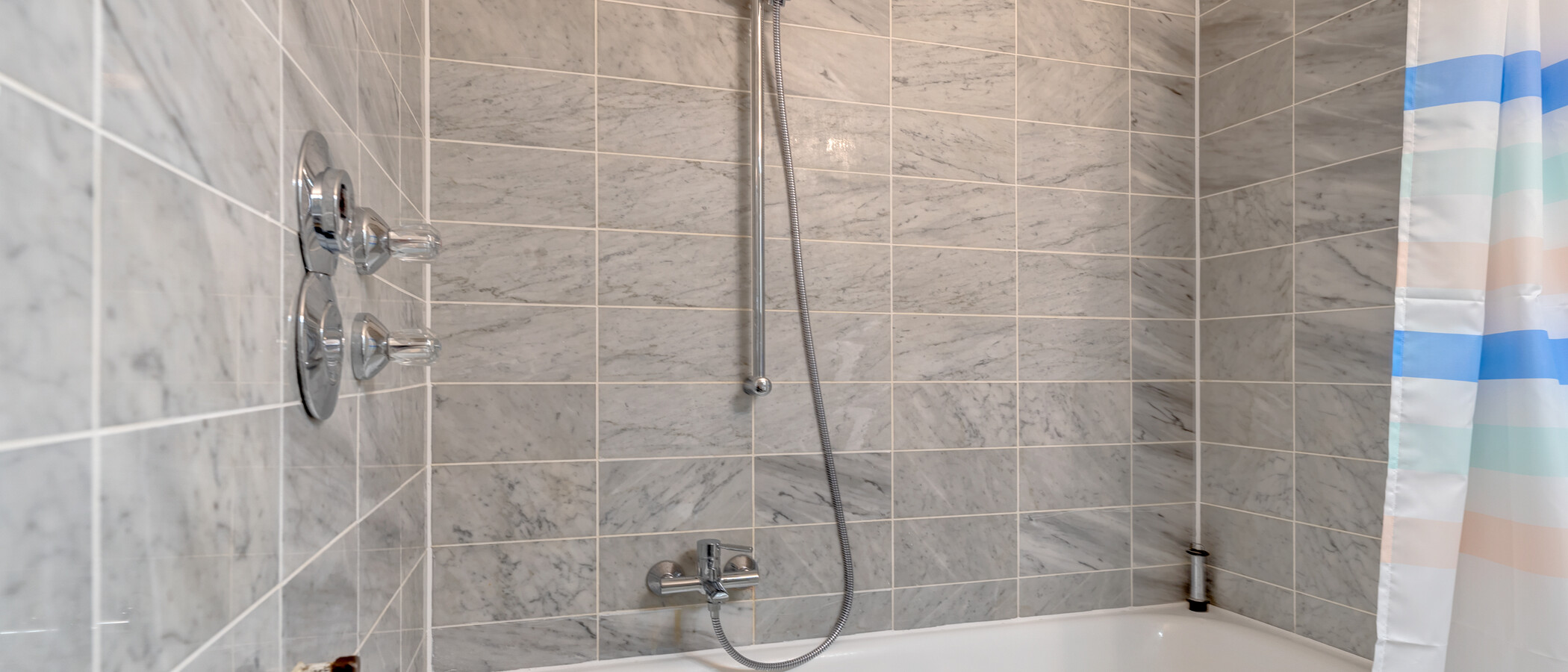 apartment München Bogenhausen 01 bathroom 12300