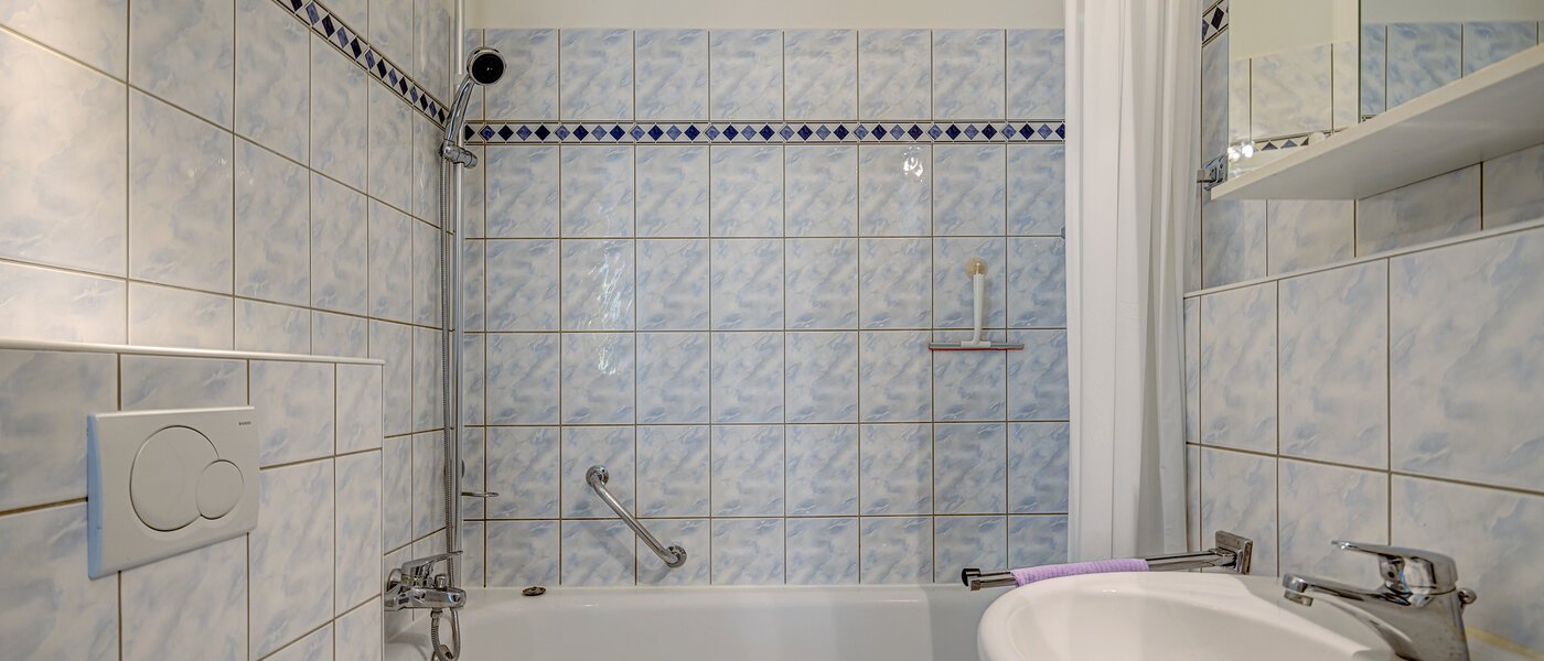 apartment München Arabellapark 01 bathroom 12322