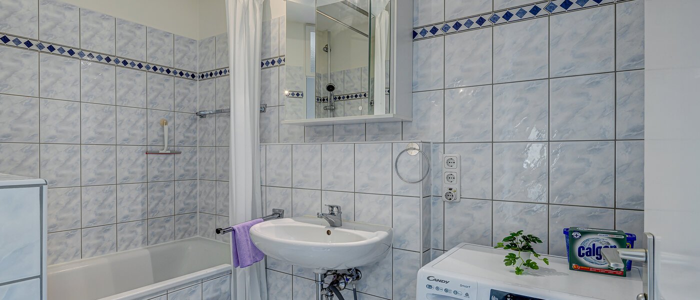 apartment München Arabellapark 02 bathroom 12322