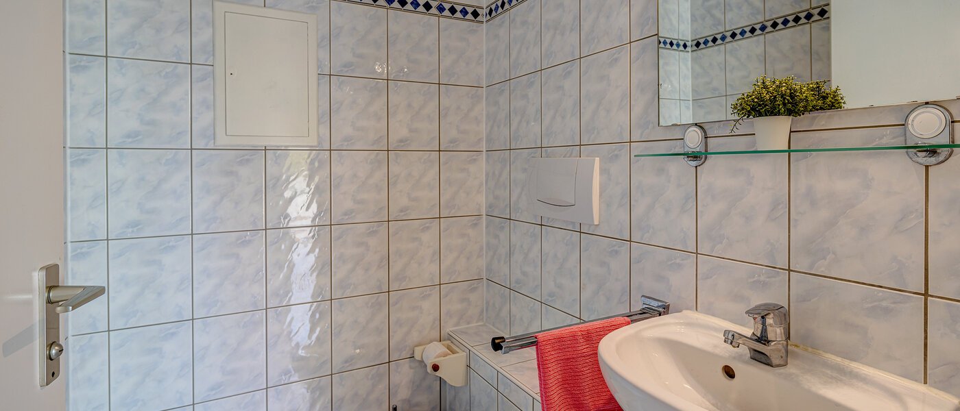 apartment München Arabellapark 01 guest toilet 12322