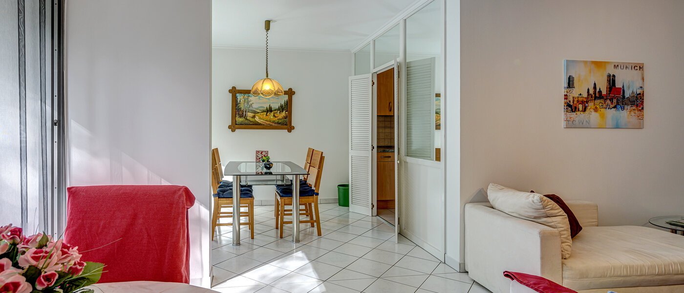 apartment München Arabellapark 02 living area 12322