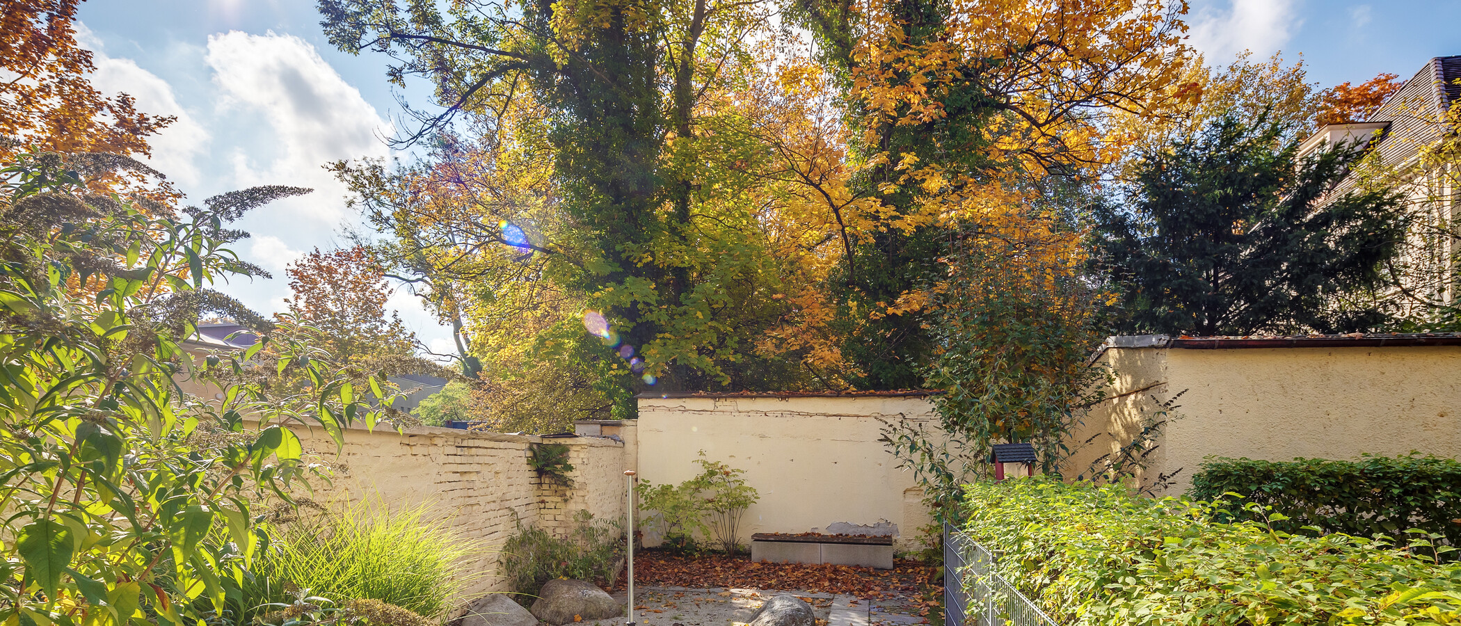 apartment with garden 	 München Schwabing (rechts der Leopoldstraße) 01 inner courtyard  12380