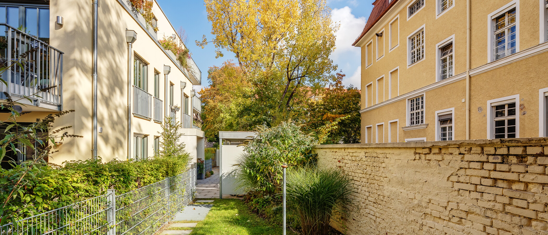 apartment with garden 	 München Schwabing (rechts der Leopoldstraße) 02 inner courtyard  12380