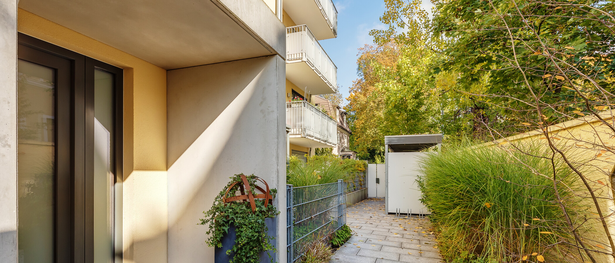 apartment with garden 	 München Schwabing (rechts der Leopoldstraße) 03 inner courtyard  12380