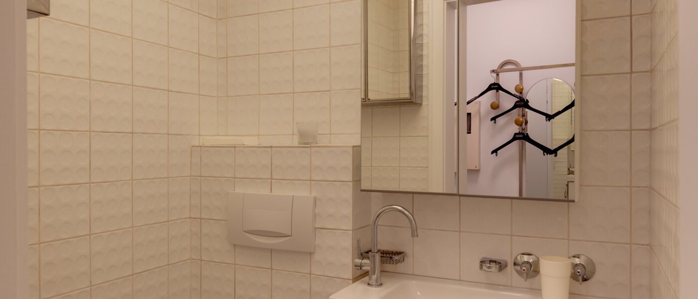 apartment München Bogenhausen 01 separate toilet 12411