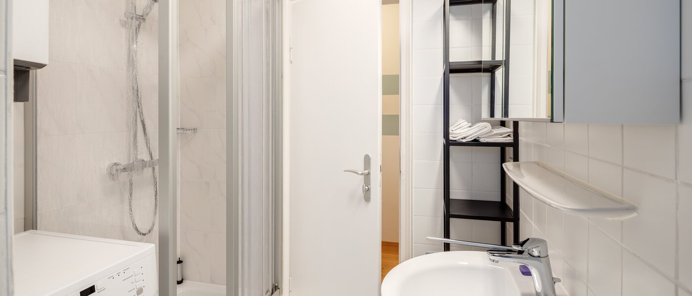 apartment München Neuhausen 01 bathroom 12413