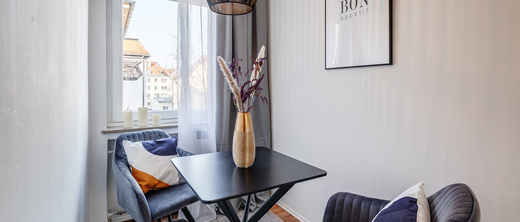 apartment München Neuhausen 01 dining area 12418