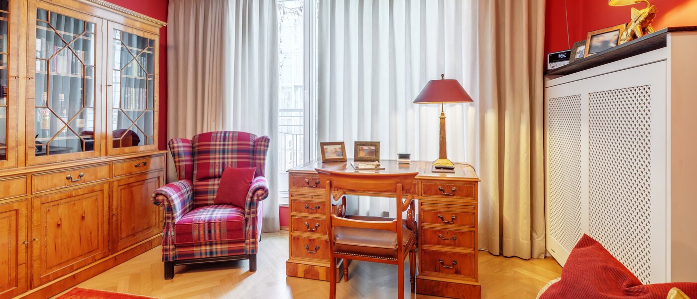 apartment München Maxvorstadt 01 work-desk 12472