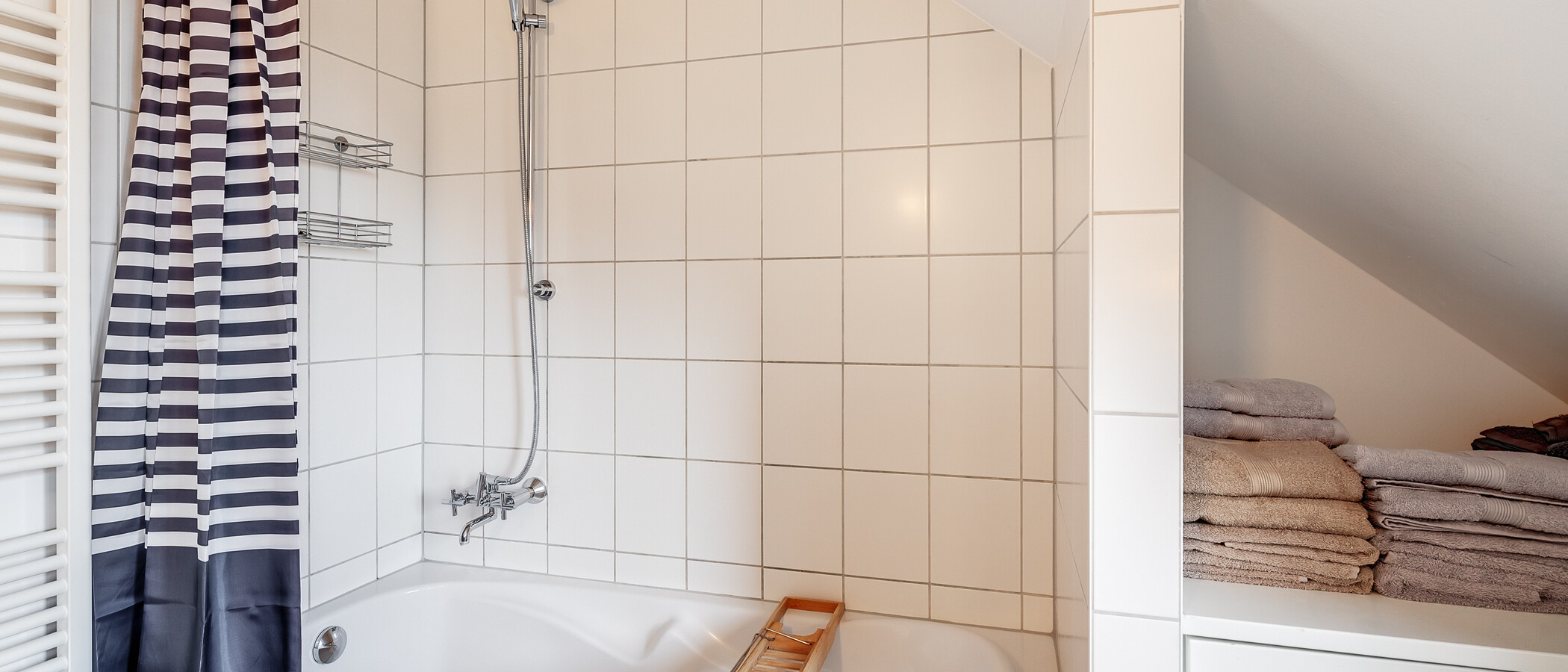 attic apartment München Nymphenburg 03 bathroom 12497