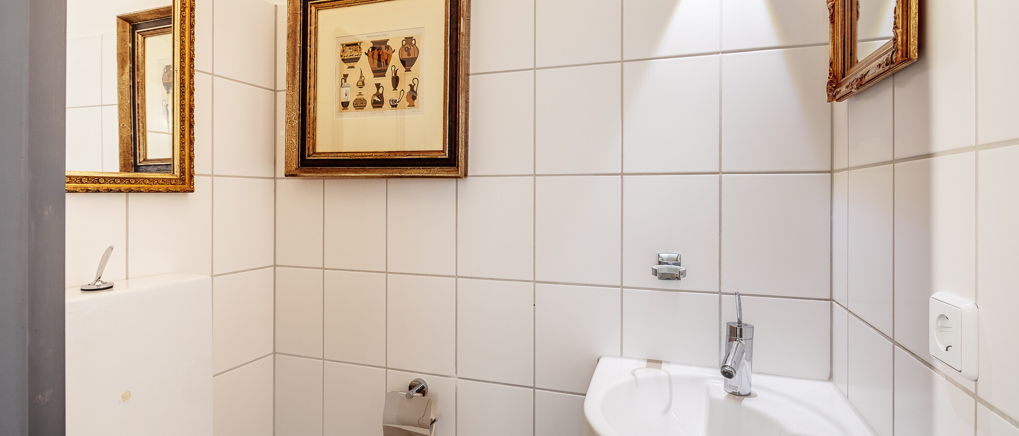 attic apartment München Nymphenburg 02 separate toilet 12497