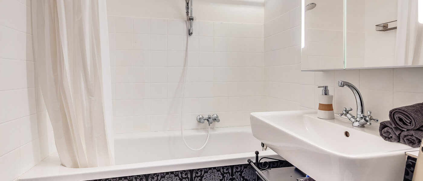 apartment München Arabellapark 01 bathroom 12513