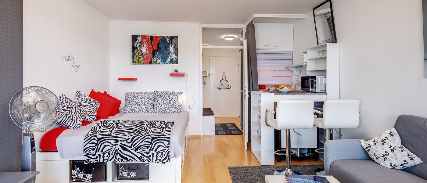 apartment München Arabellapark 04 living area 12513