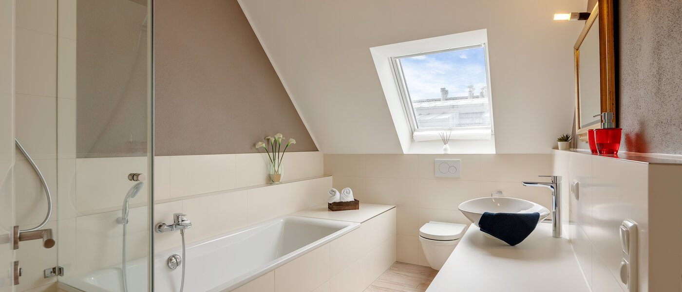 attic apartment München Lerchenau 01 bathroom 12556