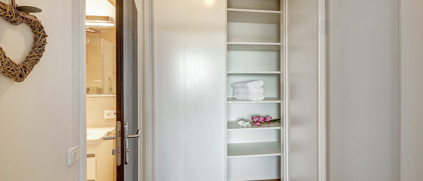 apartment München Arabellapark 01 dressing room 12568