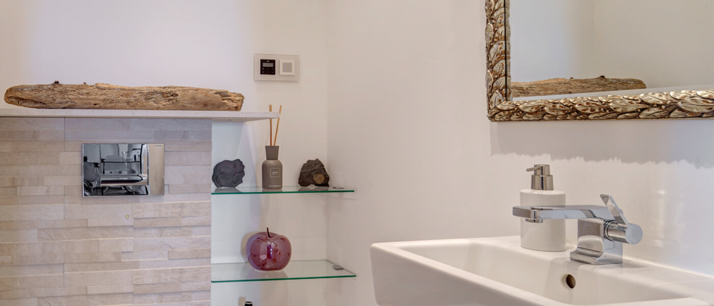 apartment München Arabellapark 01 guest toilet 12568