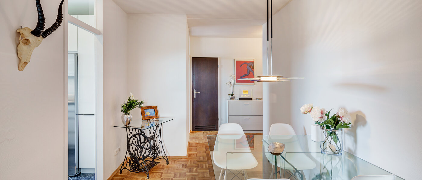 apartment München Arabellapark 02 dining area 12568