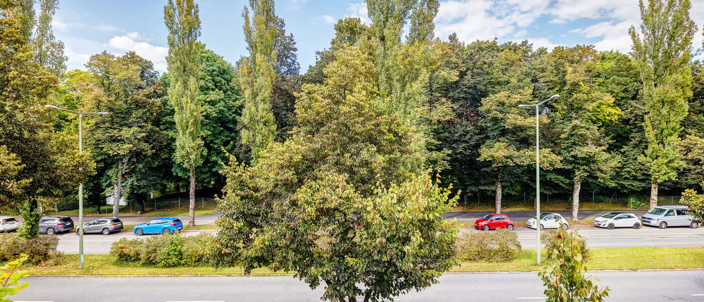 apartment München Arabellapark 04 view 12725