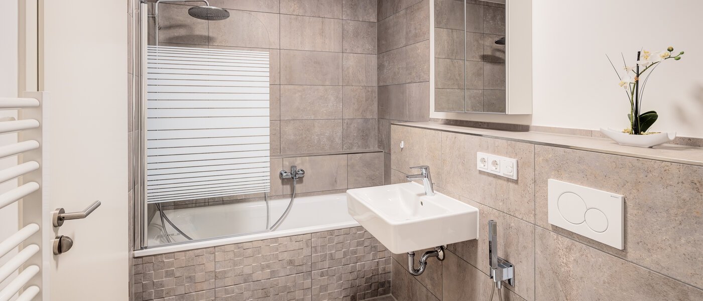 apartment München Arabellapark 01 1. bathroom 12725