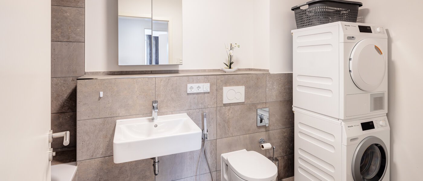 apartment München Arabellapark 02 1. bathroom 12725