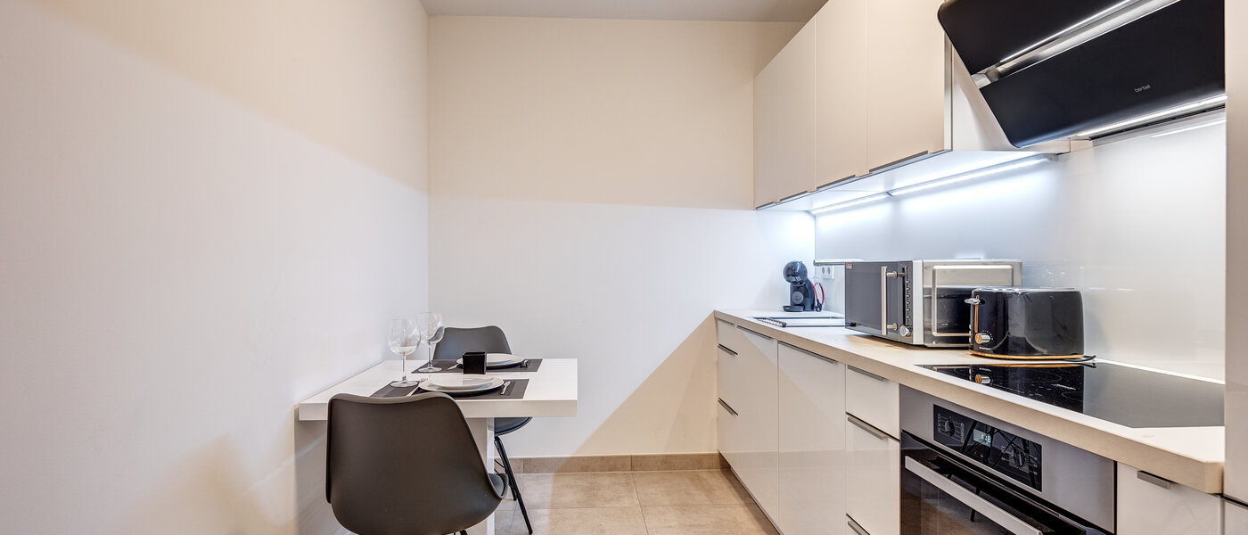 apartment München Arabellapark 01 kitchen 12726