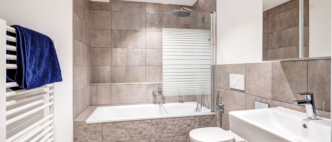 apartment München Arabellapark 01 bathroom 12726