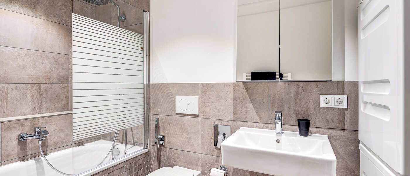 apartment München Arabellapark 02 bathroom 12726