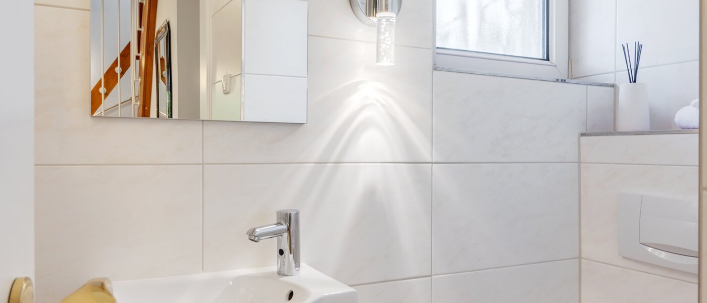 house München Lerchenau 01 guest toilet 12756