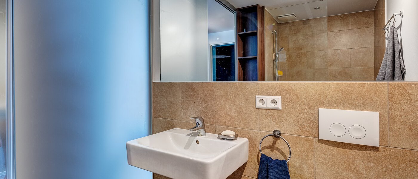 attic apartment München Ludwigsvorstadt 01 bathroom 12778