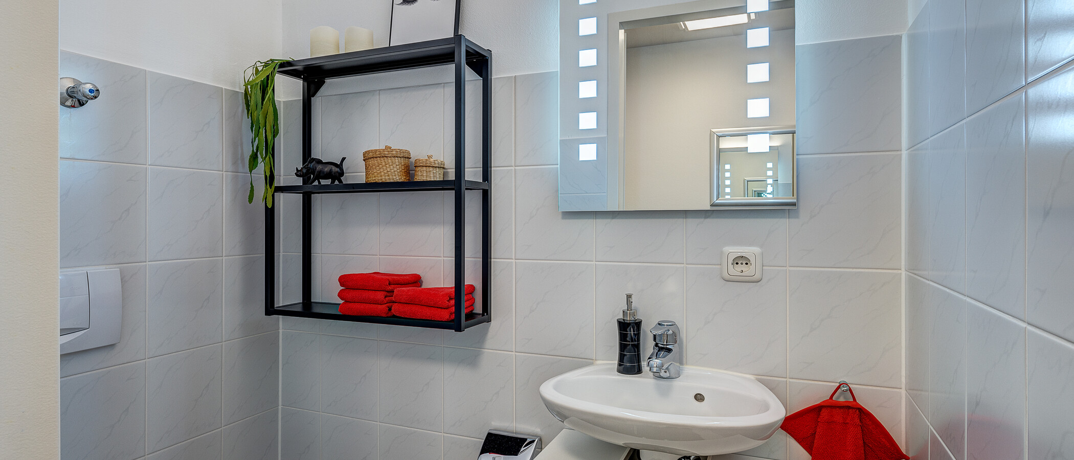 apartment München Moosach 01 guest toilet 12800