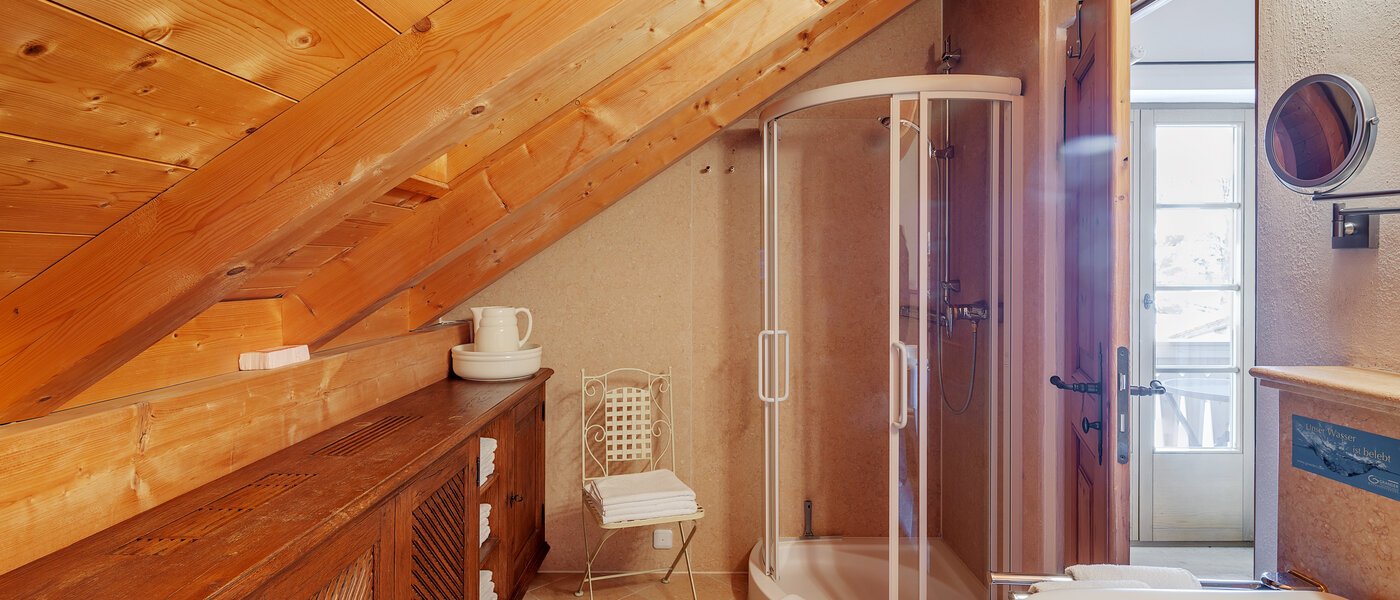 attic apartment Bad Heilbrunn 01 bathroom 12824