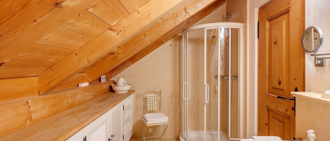 attic apartment Bad Heilbrunn 01 bathroom 12826