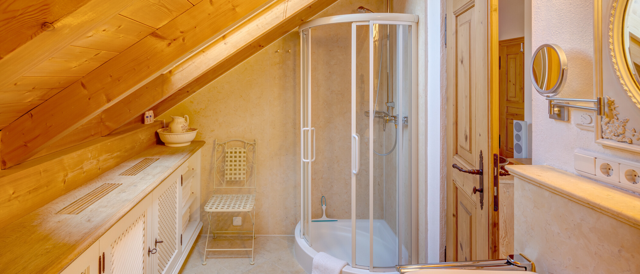 attic apartment Bad Heilbrunn 01 bathroom 12826