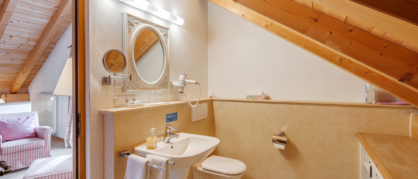 attic apartment Bad Heilbrunn 02 bathroom 12826