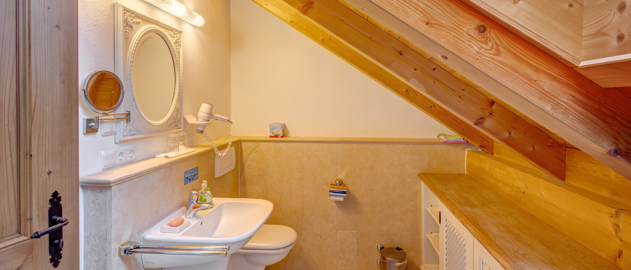 attic apartment Bad Heilbrunn 02 bathroom 12826