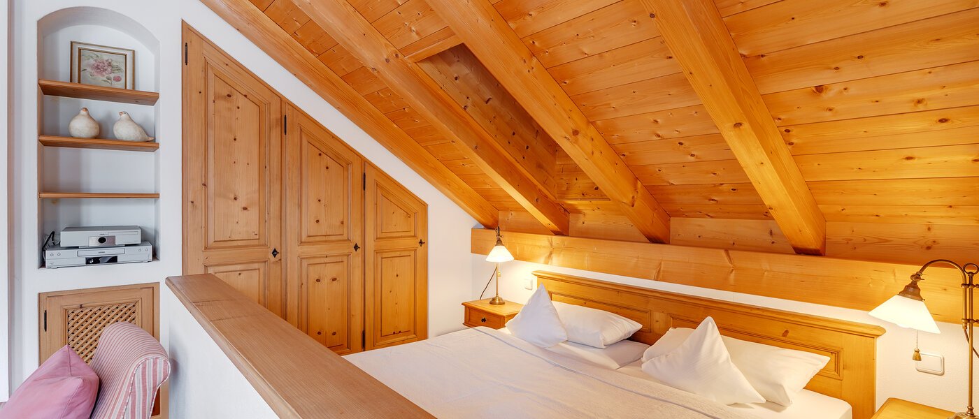 attic apartment Bad Heilbrunn 02 sleeping area 12826