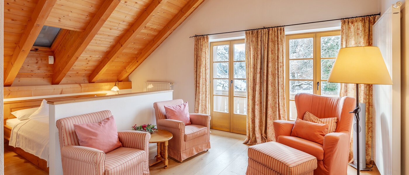 attic apartment Bad Heilbrunn 02 living area 12826