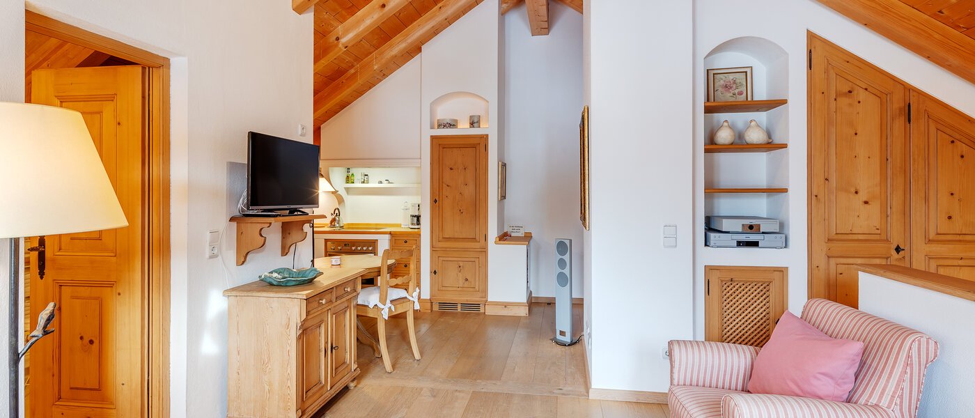 attic apartment Bad Heilbrunn 04 living area 12826