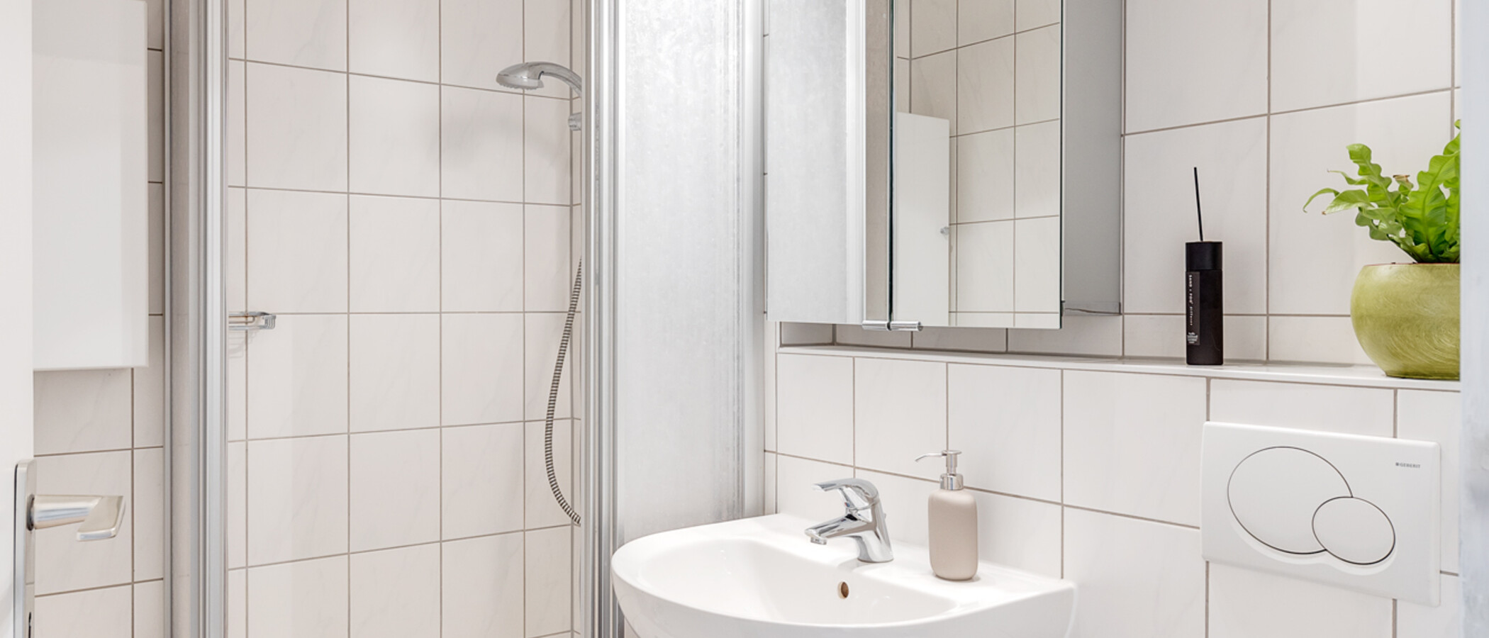 apartment München Neuhausen 01 bathroom 12838
