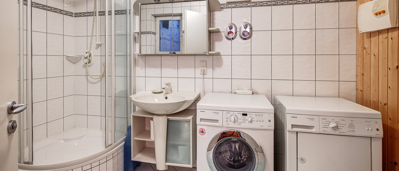 apartment with garden 	 München Solln 02 2. bathroom 12884